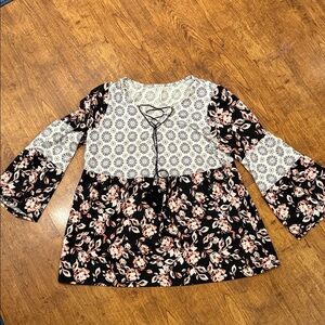 Stunning NY Collection “lace up” tunic with bell sleeves size 1X